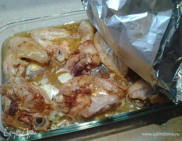 Чеснок мелко порубить. Добавить в распаренную гречку. Посолить, поперчить крупу и перемешать. Сверху выложить обжаренные кусочки курицы. Добавить кусочками сливочное масло. Форму для запекания плотно накрыть фольгой и поставить в духовку на 30 минут. 
Через 15 минут можно открыть фольгу,чтобы курочка подрумянилась.Но я убирала фольгу за 5 минут до окончания и включила гриль.