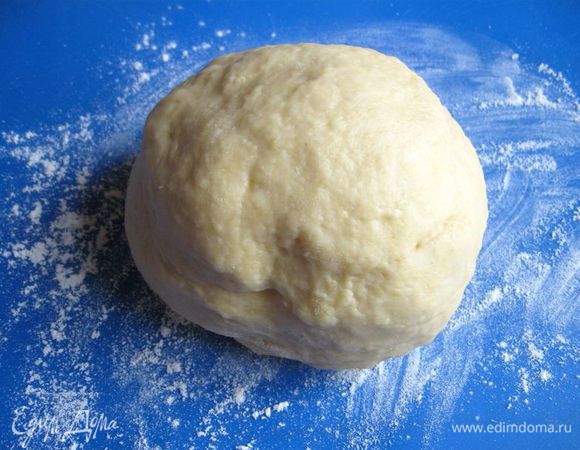 Скатать в шар. 
Когда делала тесто второй раз (уже с сухими дрожжами) и количество «мокрых» компонентов мне было уже известно (в первый раз их приходилось подбирать по ходу), поступила так: смешала «сухие» компоненты, затем отдельно  «мокрые»: яйцо (чуть взбить венчиком), желток, воду, молоко. Соединила, добавила размягченное масло.
