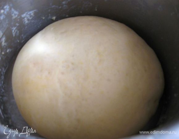 Накрыть кастрюлю с тестом салфеткой или полотенцем и оставить на 1 час 30 минут. Тесто должно увеличиться в объеме в два раза.
