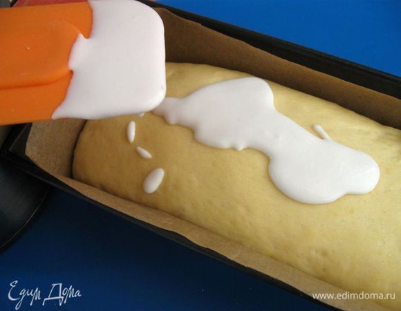 Тем временем приготовить топпинг:  смешать рисовую муку, сахарную пудру, соль, дрожжи, разведенные в воде, сливочное масло (смесь консистенции сметаны).  Дат постоять некоторое время. 