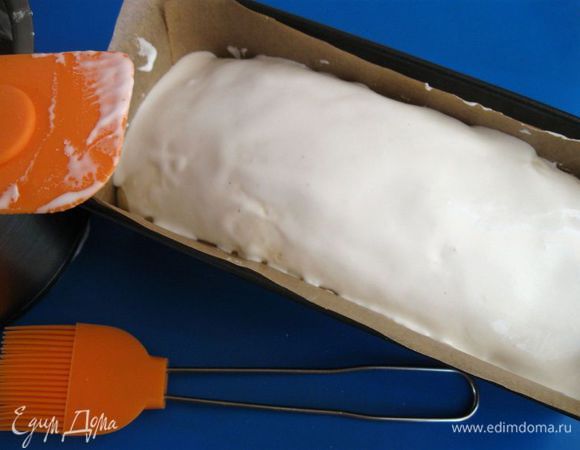 Духовку разогреть до 190С. Нанести топпинг на тесто сверху (аккуратно и равномерно  силиконовой лопаточкой), чтобы тесто не осело.