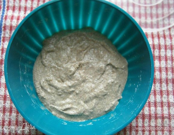 Освежение закваски: ржаную закваску размешать с водой. Добавить муку,хорошо перемешать, накрыть  и оставить подходить при комнатной температуре на 8-10 часов.