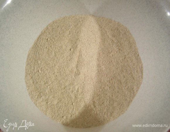 Смешать сухие ингредиенты для теста - ржаную муку, пшеничную муку, отруби,  соль, сахар (или мёд) и пряности.