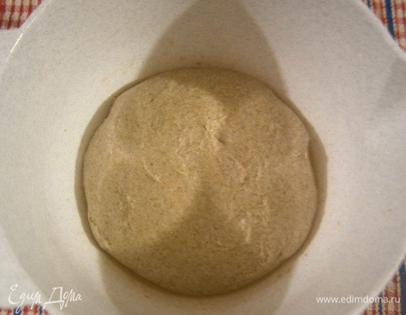 Добавить сухие ингредиенты и замесить тесто. Я замешивала тесто руками.  Смачивая руки водой (которая у нас осталась).  Месить не долго, 3 - 5 минут. Тесто останется липким.
Глубокую миску смазать растительным маслом, выложить тесто и накрыть плёнкой.