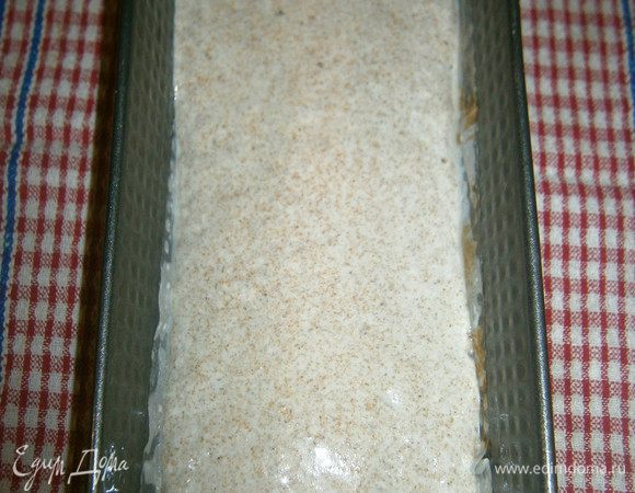 Тесто обмять.
Мокрыми руками растянуть тесто, свернуть рулетом и уложить в форму, накрыть плёнкой.