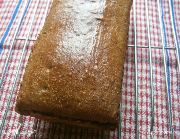 Выпекать 15 минут с паром при 250С, затем снизить t до 170С и допекать ещё 30 - 40 минут без пара.
Для блеска,  хлеб после выпечки, можно смазать крахмальным кисельком (0,5 ч. л. крахмала соединить с 1/4 ст. воды и довести до кипения).