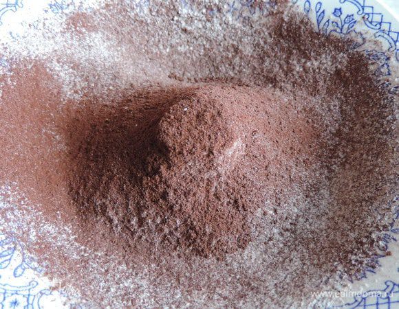 Муку, какао и разрыхлитель дважды просеиваем. 
Масло и молоко доводим до кипения. Масло должно полностью расплавиться.