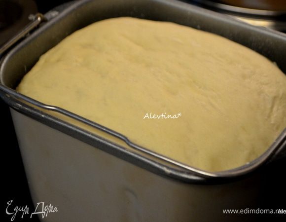 Делаем вручную или используем хлебопечку. Заложите все ингредиенты по инструкции хлебопечки. Поставьте режим «Тесто». В моей хлебопечке полный цикл теста длится, например, 1 час 30 минут. Готовое тесто достаньте из хлебопечки и выложите на поверхность.