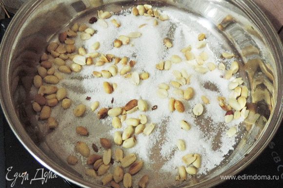 Тем временем займемся пралине. Очищенный арахис обжарим на сковороде до слегка золотистого цвета. На сковороду высыплем сахар.