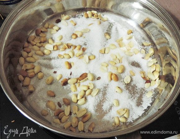 Тем временем займемся пралине. Очищенный арахис обжарим на сковороде до слегка золотистого цвета. На сковороду высыплем сахар.