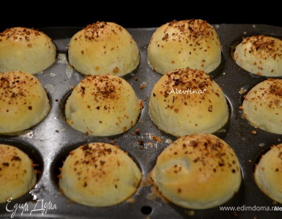 Я вторую часть (12 шт.) заморозила в формочках для маффинов без расстойки, накрыла целлофановым пакетом — и в морозилку. В нужный момент надо достать из морозилки и дать полностью разморозиться (примерно 2 часа). Затем смазать сметаной или белком и выпекать. Очень удобно для праздников или домашних ужинов.