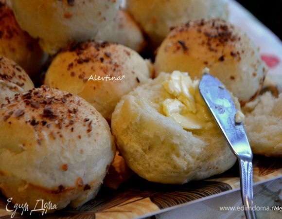 Готовые булочки подаем к столу теплыми.