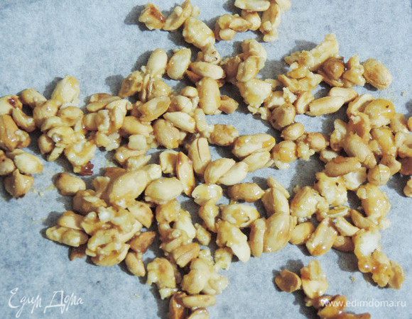 Когда сахар станет светло-коричневым и весь арахис покроется этой карамелью, выкладываем его на пергамент и даем полностью остыть.