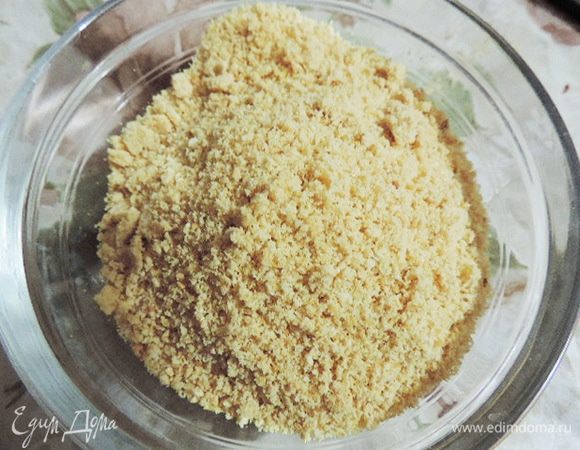 Застывшую карамель с арахисом ломаем на кусочки и измельчаем. Я смолола в мельничке достаточно мелко, но не в муку. Мелкие кусочки должны присутствовать в креме для хруста.