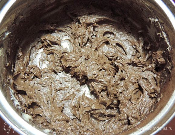 Масло комнатной температуры взбиваем, понемногу добавляем сгущенку комнатной температуры. В конце взбивания добавляем коньяк и какао (столовую ложку я набирала с горкой).