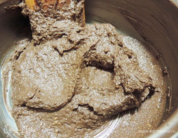 Добавляем наше арахисовое пралине и перемешиваем. Как же вкусно получилось!