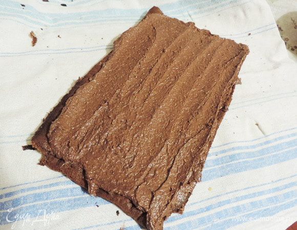 Рулет осторожно разворачиваем, намазываем кремом и снова сворачиваем.