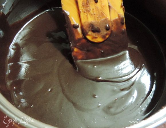 Для глазури ваш любимый шоколад растопите со сметаной (сливками) на маленьком огне до получения однородной массы.