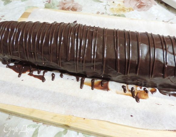 Поливаем наш рулет глазурью. Я отложила столовую ложку в кондитерский мешок со срезанным уголком (можно заменить файлом или пакетиком от молока) и нарисовала полосочки для красоты:)