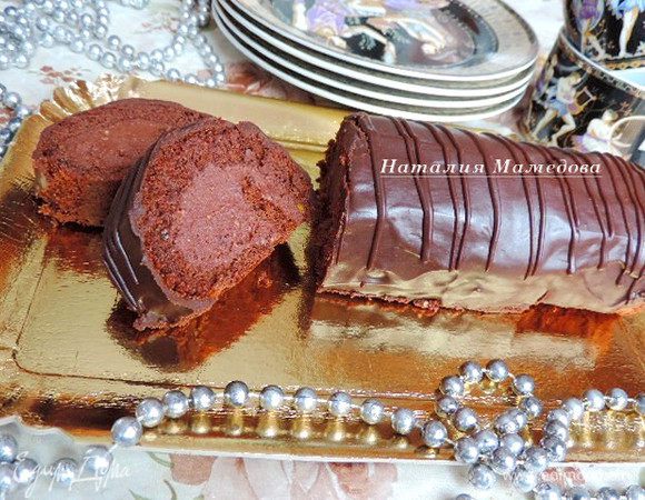 Убираем рулет в холодильник минимум на пару часов. Но мы начали дегустировать через полчаса. Было божественно вкусно, но рулет плохо держал форму.