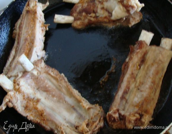 Обжарить до золотистого цвета.