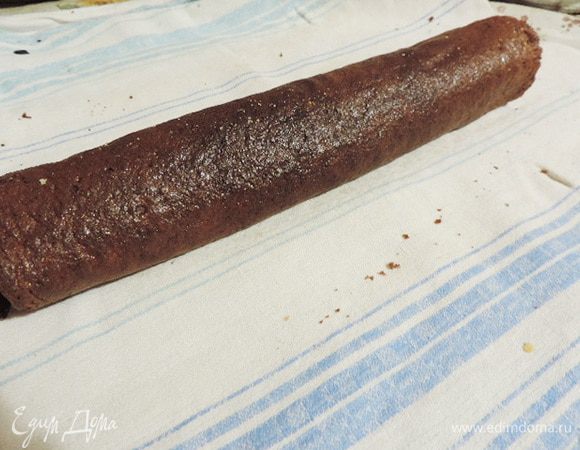 Испеченный бисквит сразу переворачиваем на полотенце и с его помощью сворачиваем в рулет. Я оставляю рулет завернутым в полотенце до его полного остывания.