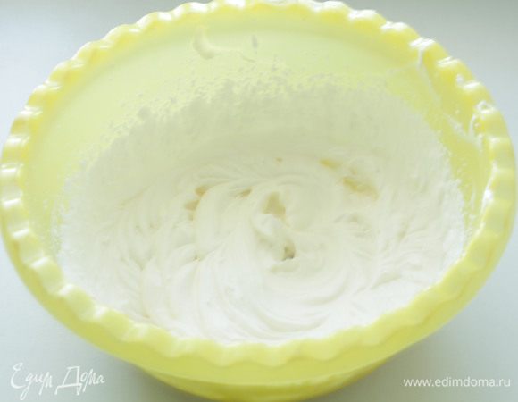 Для обмазки торта взбиваем сливки с сахаром, добавляем распущенный желатин.
