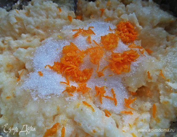 Мелко натёртую цедру апельсина и сахар по желанию.