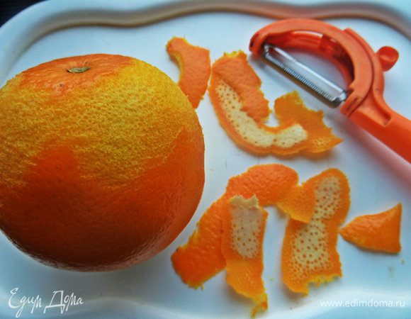 А пока готовим сироп: снимем с апельсина широко шкурку.