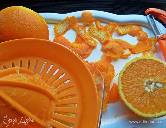 Из половинок апельсина выжмём сок с помощью соковыжималки, которую мне прислали от сайта.