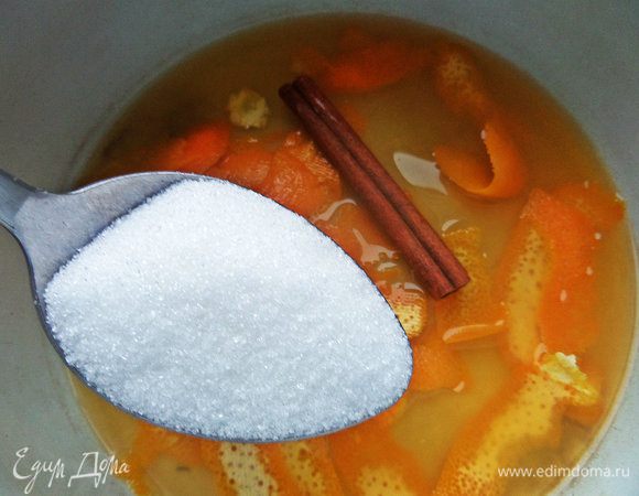 Добавим сахар и специи, уварим на маленьком огне.