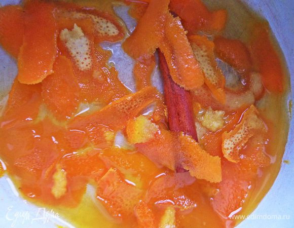 Корочки вкусно пропитываются и я поливала прямо с ними!