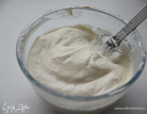 В несколько приёмов ввести просеянную муку и вмешать лопаточкой аккуратными движениями сверху вниз, чтобы масса не опала.