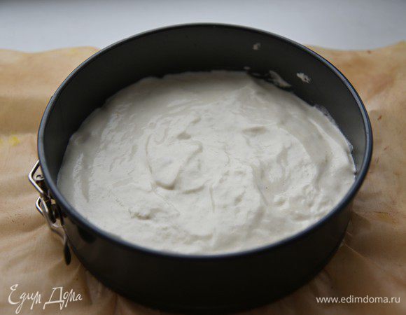 Дно разъемной формы (у меня форма диаметром 21 см) застелить пергаментом, бока ничем не смазывать. Перелить тесто в форму, разровнять и поставить выпекать при температуре 180 градусов на 12-13 минут. 