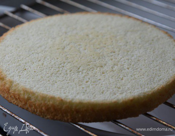 Бисквит немного остудить, пройтись острым ножом вдоль стенок, освободить от формы и остудить на решетке верх дном (нам нужен ровный верхний край).