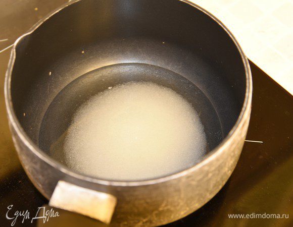 Пока остывает бисквит, сварим сироп. В небольшом сотейнике довести сахар и воду до кипения, проварить 2-3 минуты. Остудить, добавить алкоголь (ром или коньяк).