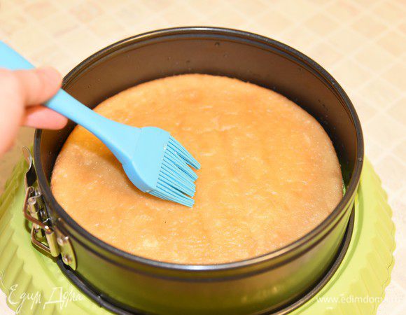 Остывший бисквит пропитать сиропом.