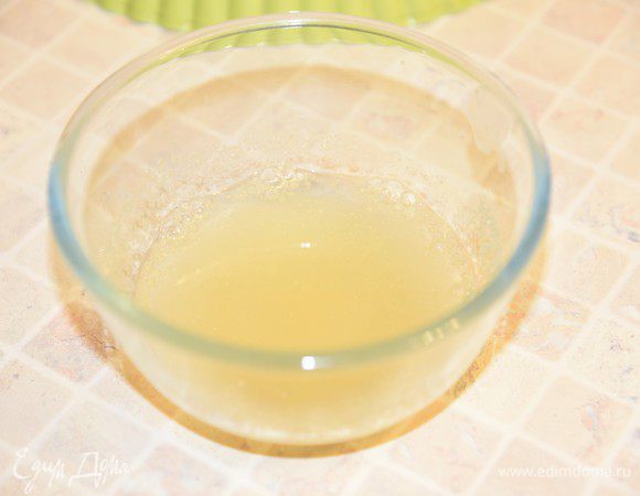 Пока остывает бисквит приготовим мусс из манго. Желатин замочить в 100 мл сиропа из банки консервированного манго (добавив немного воды). Остальной сироп из банки оставить - нам он еще понадобится для желе!
Плоды консервированного манго порезать на маленькие кусочки. 