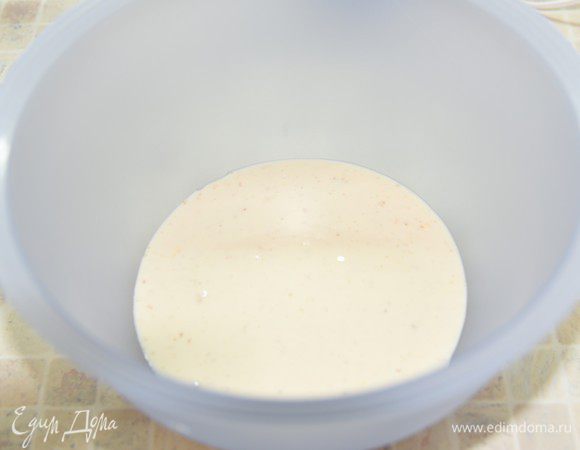 Распустить желатин на водяной бане. Процедить и соединить с половиной йогурта, хорошо перемешать. Добавить остальной йогурт. Перемешать.