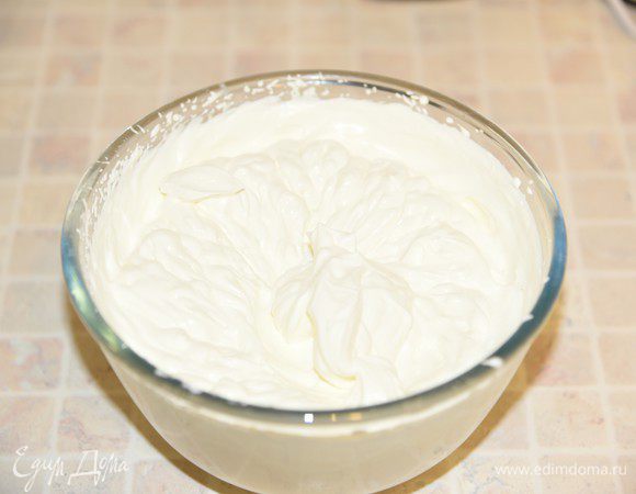 Взбить сливки с сахарной пудрой до устойчивости.