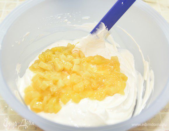 Осторожно смешать сливки с йогуртом и порезанными кусочками манго. 