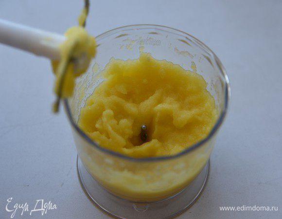 Желе из манго. Когда мусс уже почти застыл, начнем готовить желе. Желатин замочить в 80-100 мл сиропа из банки. Свежее манго почистить, порезать на кусочки, пюрировать в блендере.