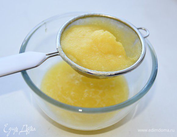 Набухший желатин прогреть на водяной бане, добавив 1 ст. ложку сахара. Не кипятить! Соединить его с пюре, хорошо перемешать и процедить через сито.