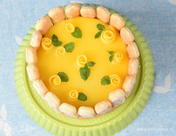 Скатать одну дольку в рулетик - получилась розочка. Разложить на торт листики мяты, на них расположить розочки, немного углубив их в желе - действовать осторожно. 