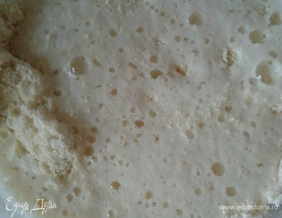 Добавить пиво и замесить мягкое тесто.