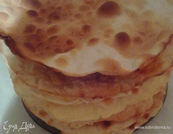  Тонко раскатывая каждый шарик теста, жарить каждый коржик на сковороде с двух сторон до золотистого цвета.(примерно по 2мин.) Делать это нужно по очереди, когда третий будет раскатан, то первый можно жарить, к этому моменту тесто успеет чуть "подойти". Не забываем делать вилкой "уколы" коржикам, чтобы они не вздувались. Таким способом получаем 8 коржей и один дополнительный из обрезков теста по форме Вашего формата.