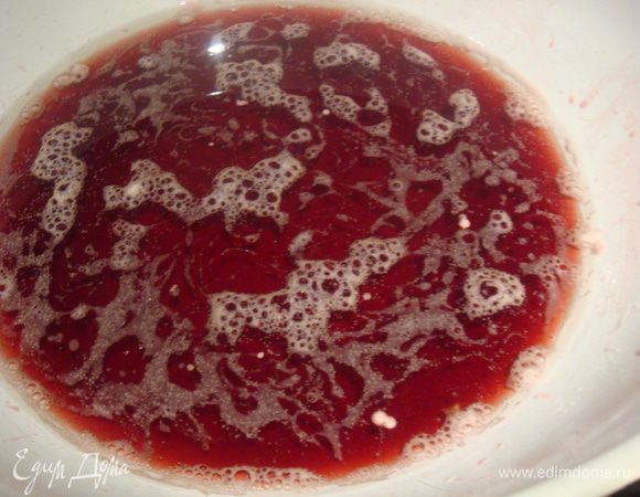 Вишню я брала консервированную, домашнюю, без косточки. Компот вишни (можно взять сок), сахар, масло смешать в кастрюльке и поставить на маленький огонь до растворения сахара.