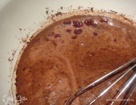 Добавить консервированную вишню. Вишню можно взять замороженную, но удалить косточку. Перемешиваем.