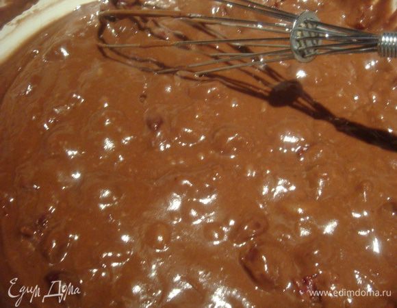 Добавляем муку постепенно. Тесто должно напоминать густую сметану. Муки может понадобится и меньше, чем стакан.