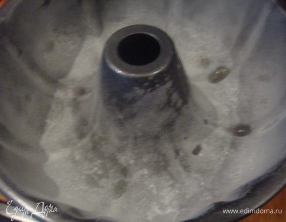 Форму смазать маслом и присыпать мукой. 